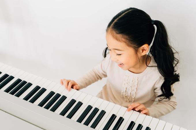 girl at piano