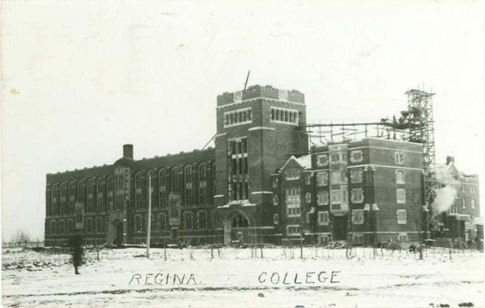 A black and white photo showing the original construction of Regina College, 1912. 