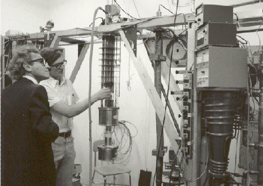 Postdoctoral fellow, Don Strayer (rear) explains the operation of the gravity wave apparatus to Dr. Weber (foreground), during a 1975 visit to Regina.