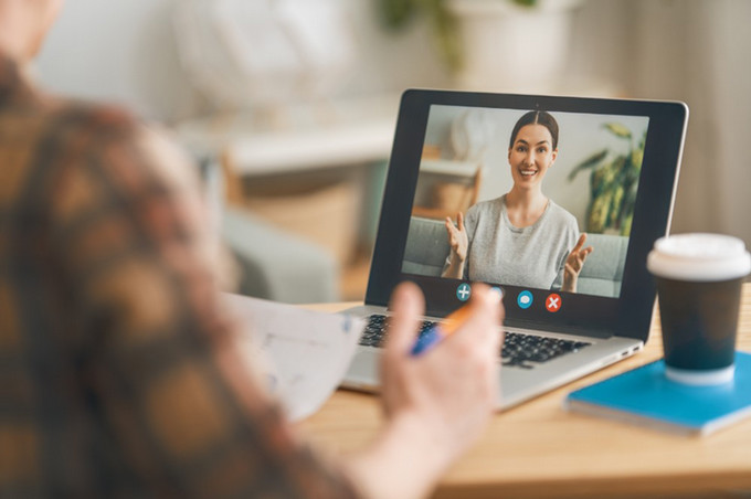 student doing online therapy