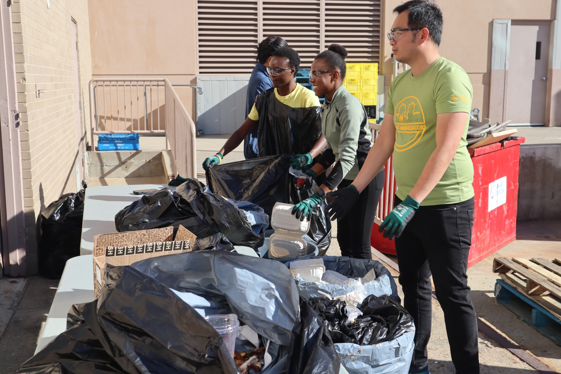 U of R Students Conduct a Campus Waste Audit 