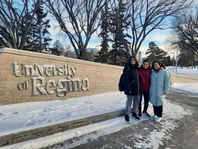 Exchange students at the UofR sign